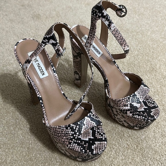 Steve Madden Shoes - Steve Madden size 9 platform heels
